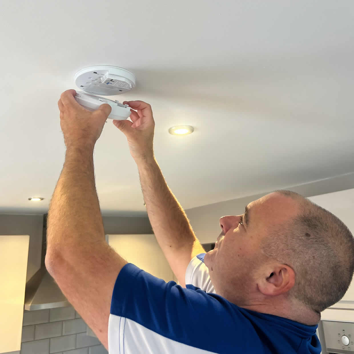 Local smoke alarm installer covering Farnborough GU14
